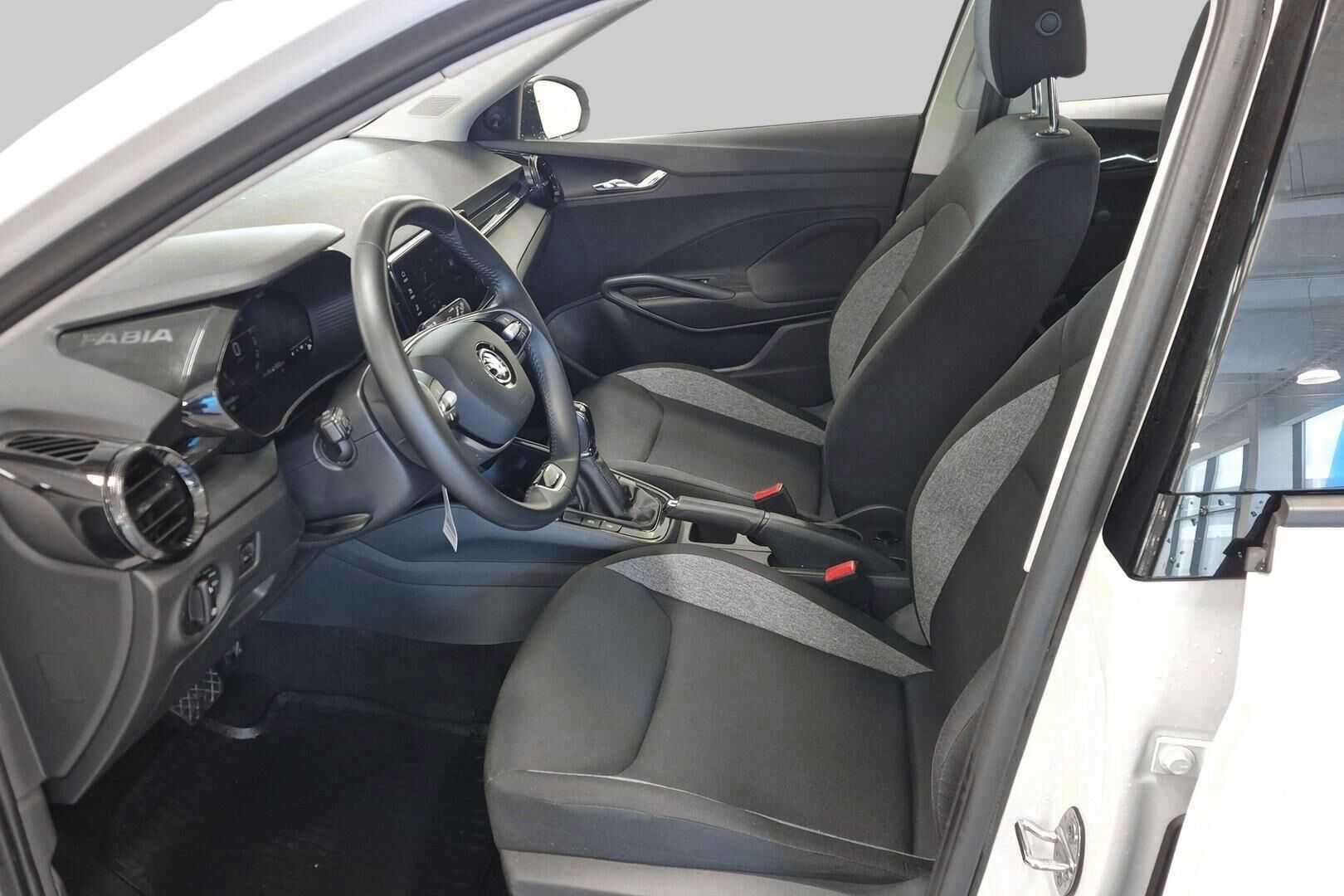 Skoda Fabia iso kuva 9