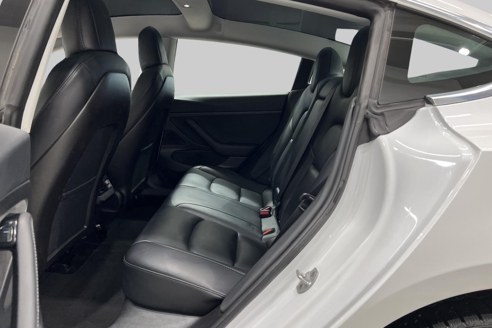 Tesla Model 3 iso kuva 9