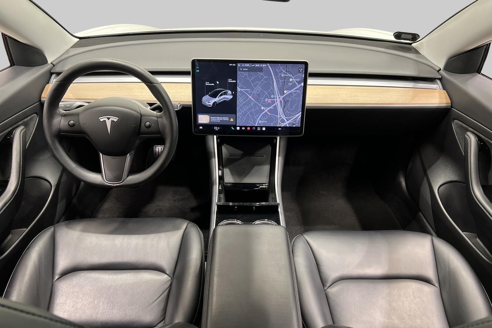 Tesla Model 3 iso kuva 10