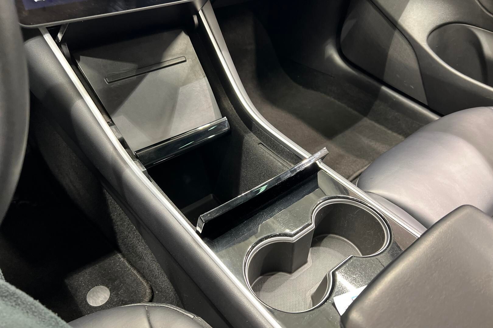 Tesla Model 3 iso kuva 27