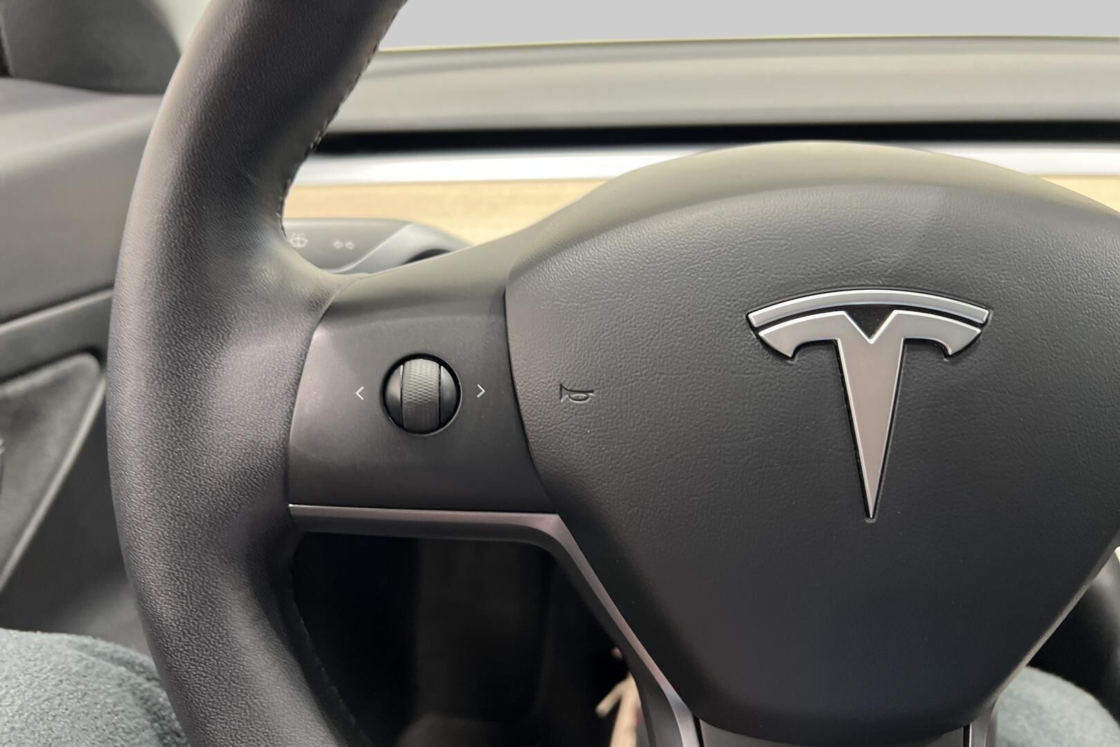 Tesla Model 3 iso kuva 19