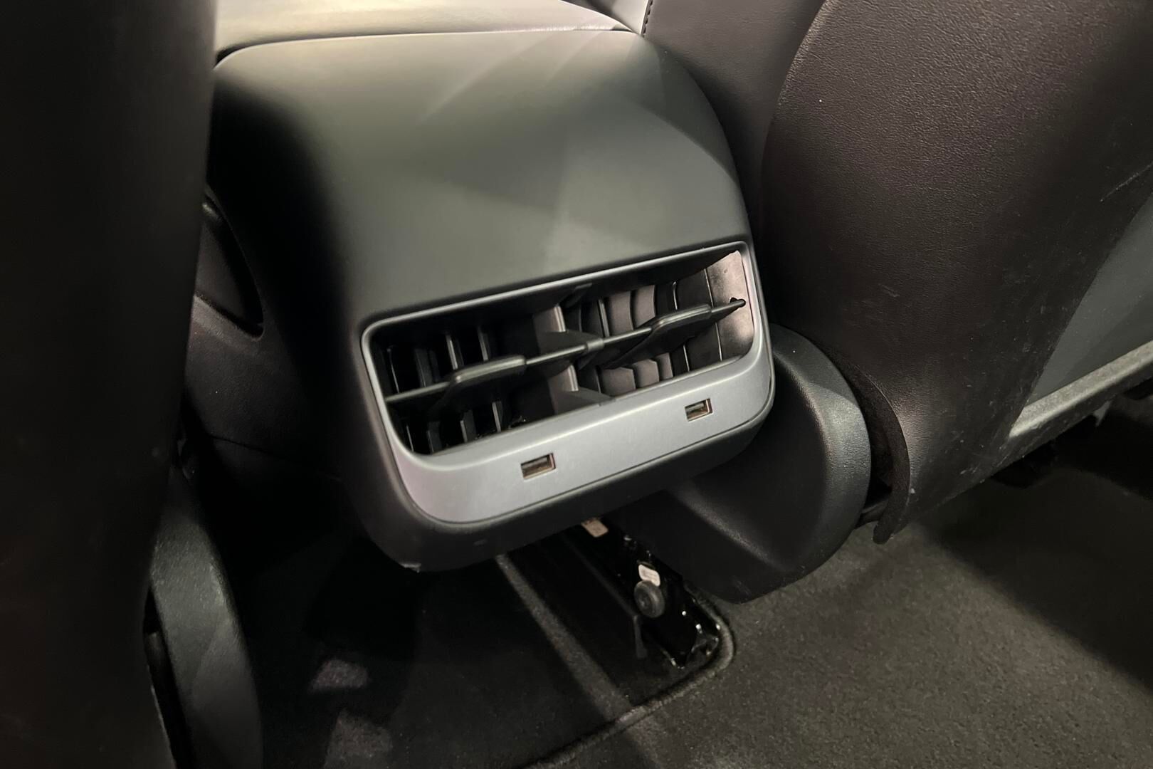 Tesla Model 3 iso kuva 28