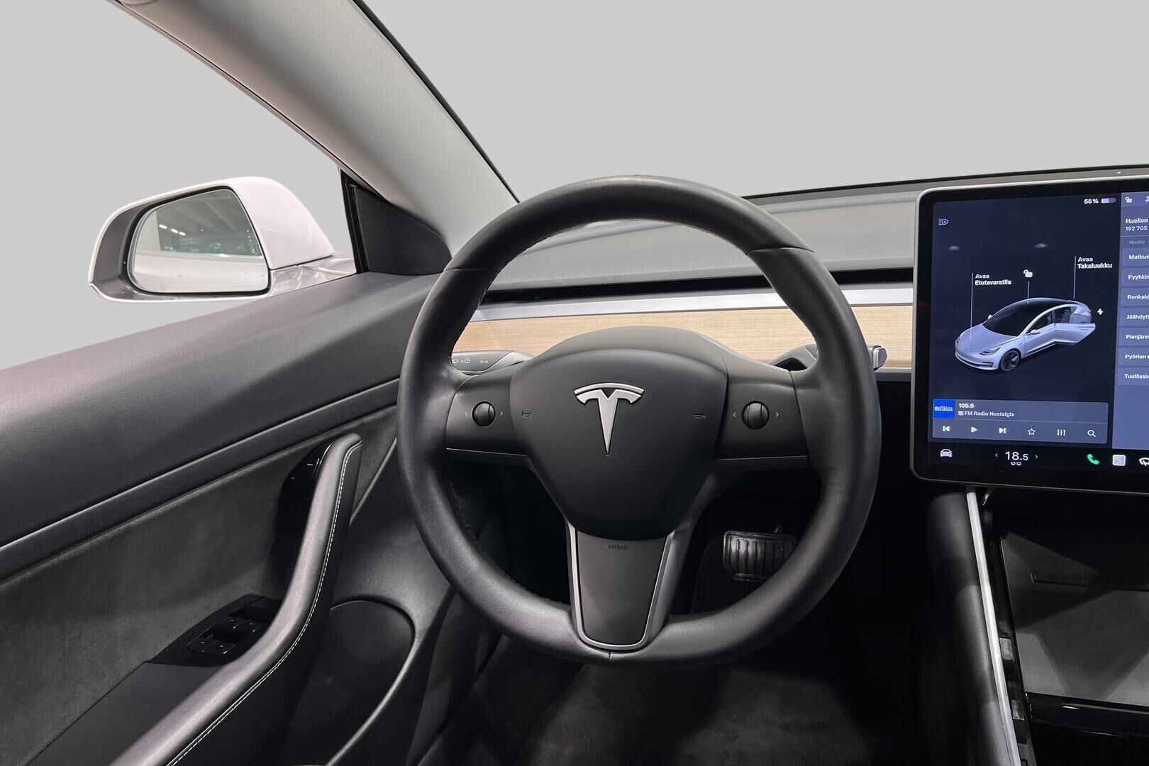Tesla Model 3 iso kuva 21