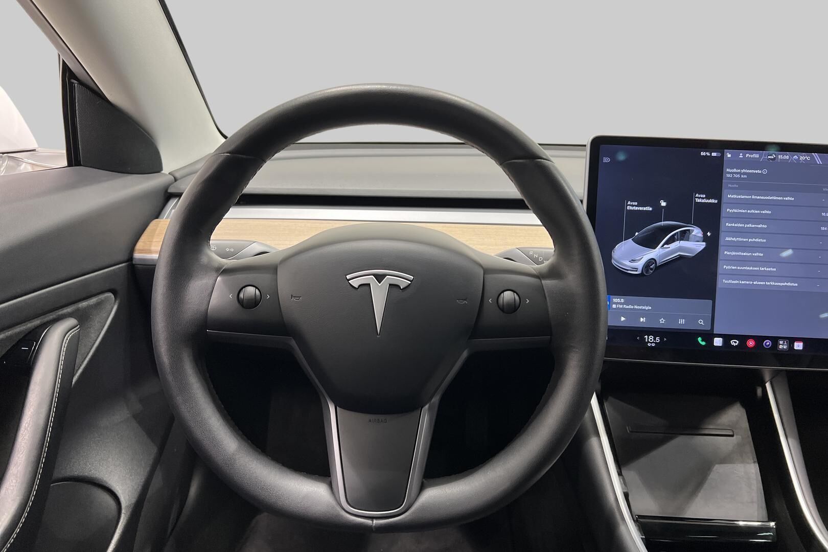 Tesla Model 3 iso kuva 22