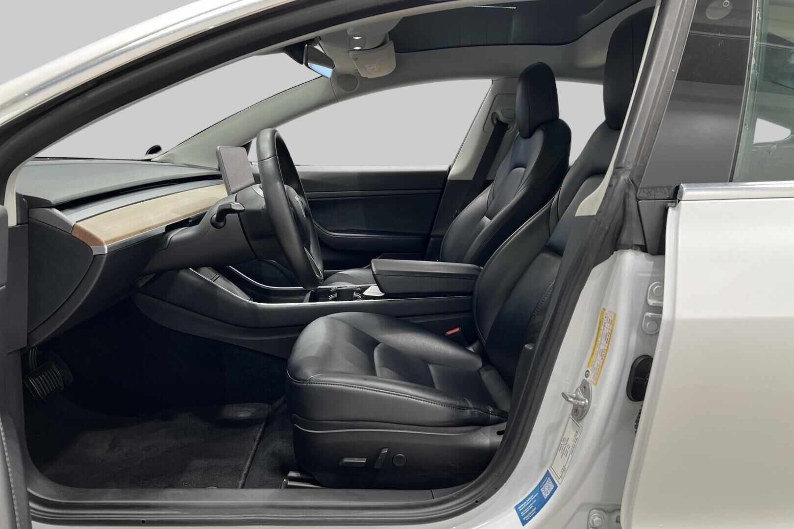 Tesla Model 3 iso kuva 8