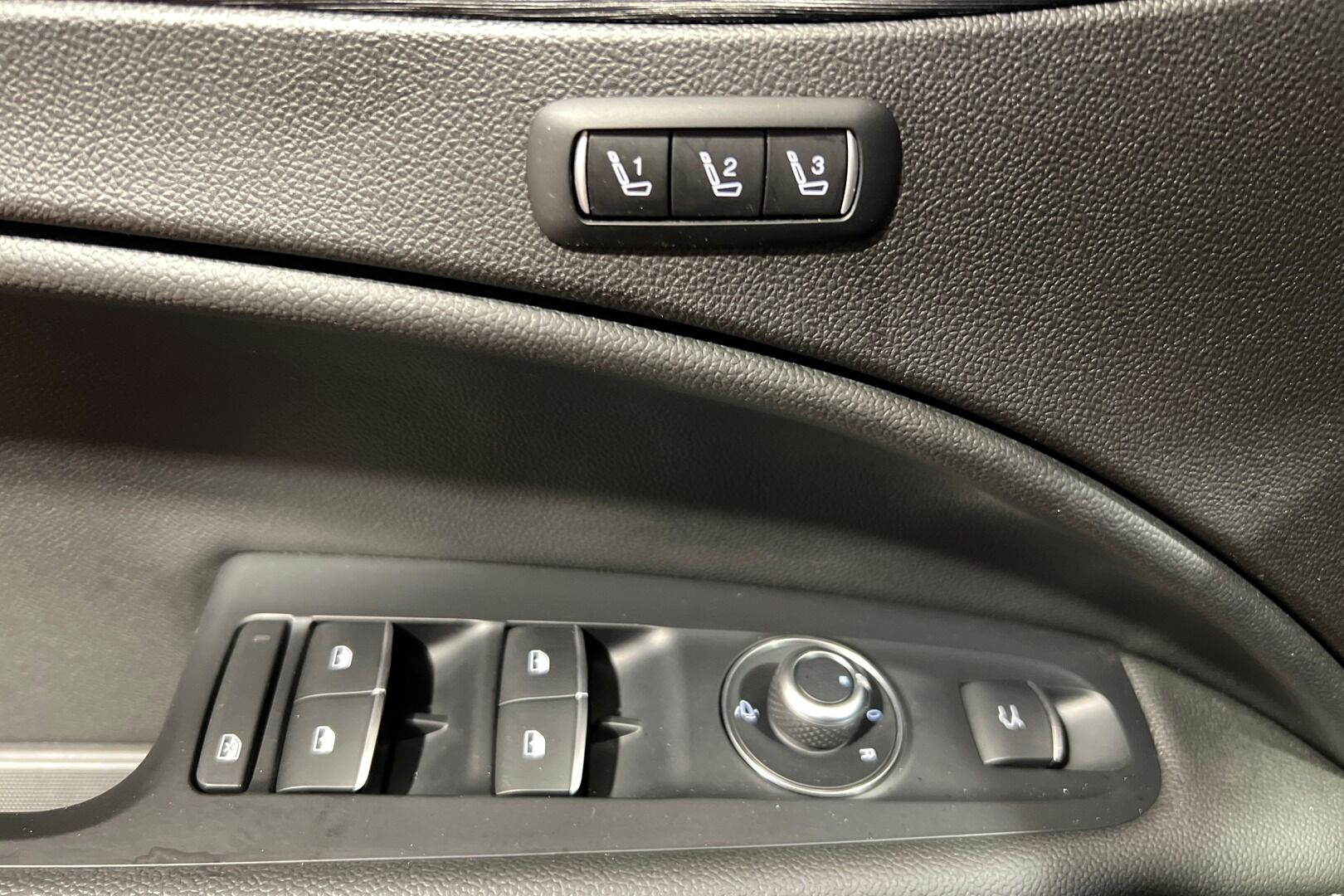 Alfa Romeo Stelvio iso kuva 10