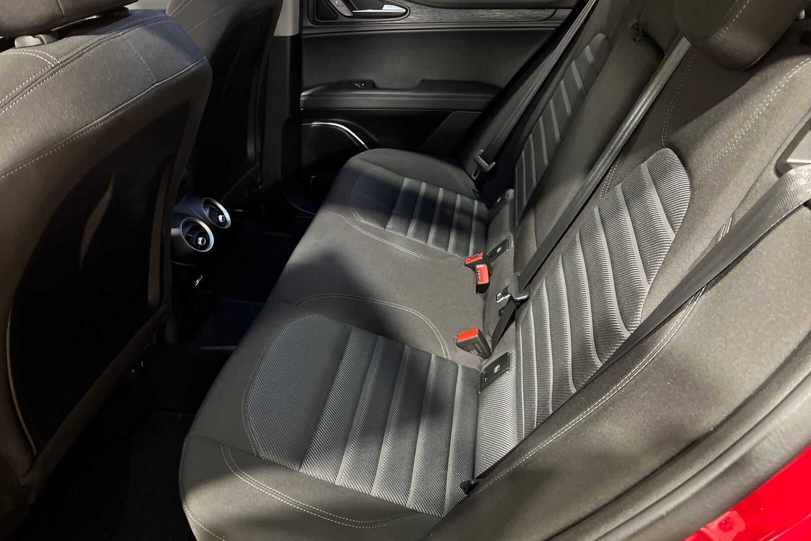 Alfa Romeo Stelvio iso kuva 13