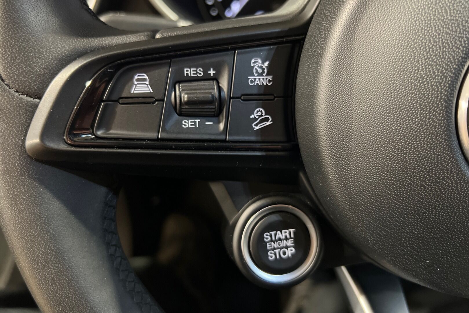 Alfa Romeo Stelvio iso kuva 14