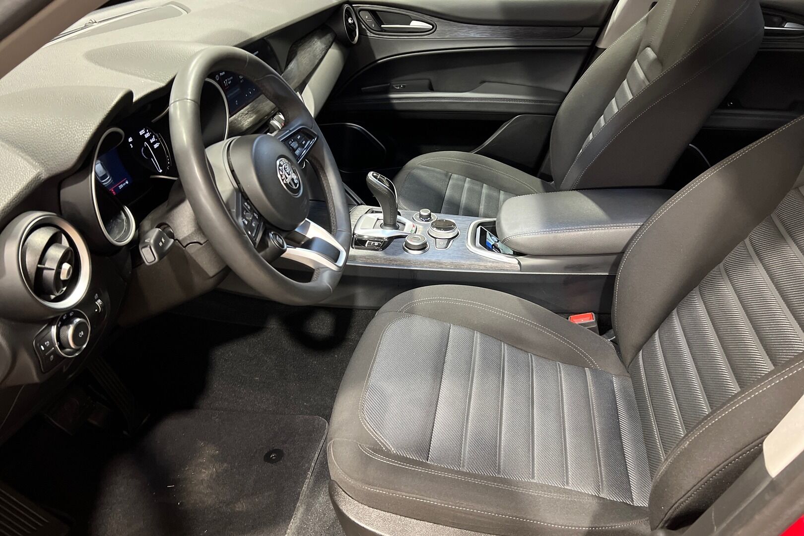 Alfa Romeo Stelvio iso kuva 15