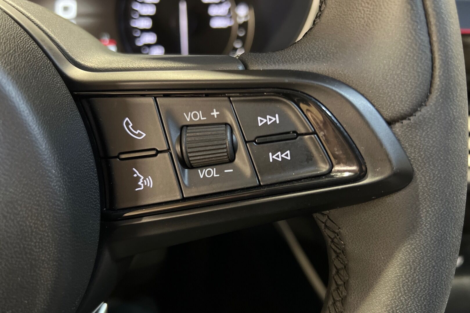 Alfa Romeo Stelvio iso kuva 16