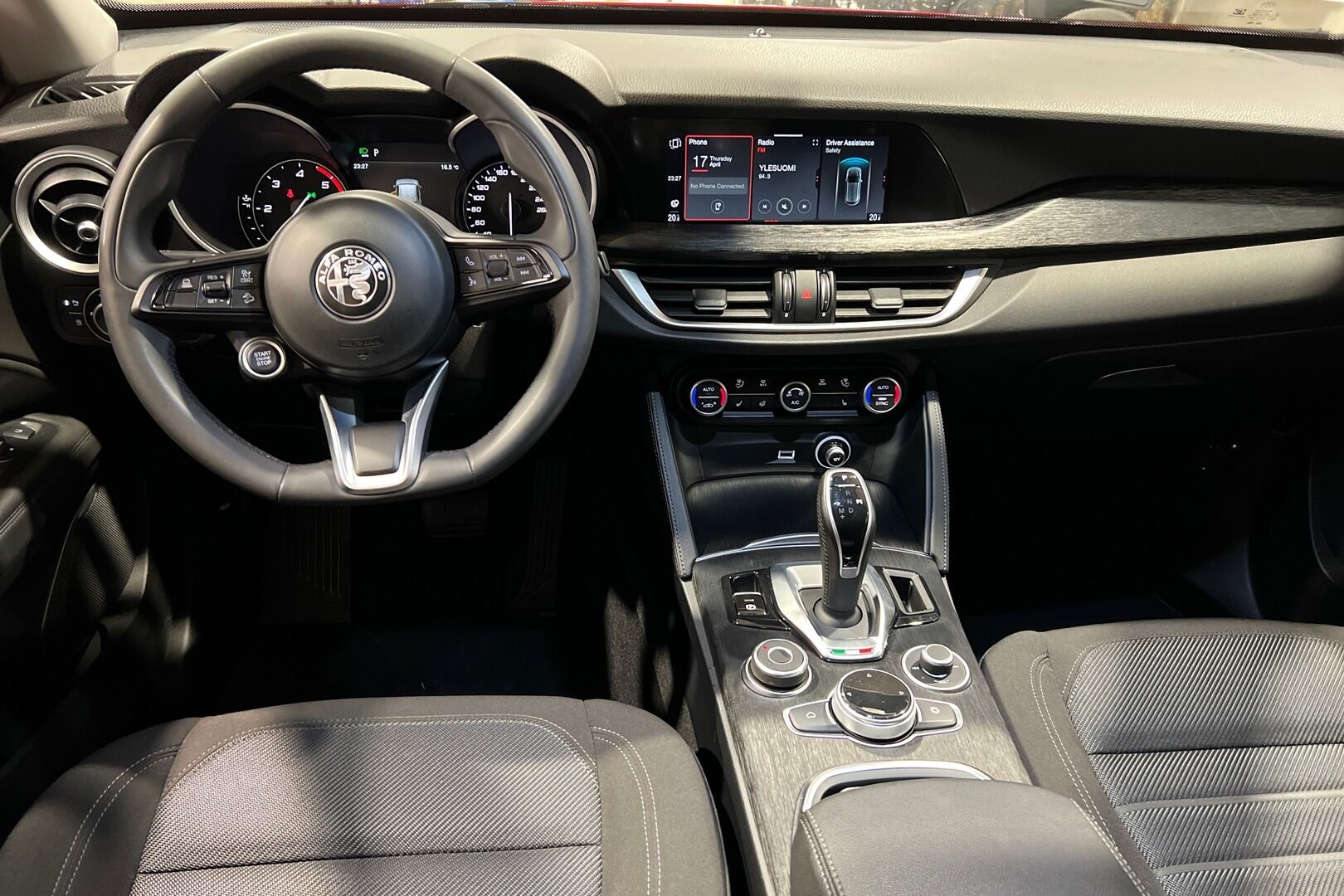 Alfa Romeo Stelvio iso kuva 4