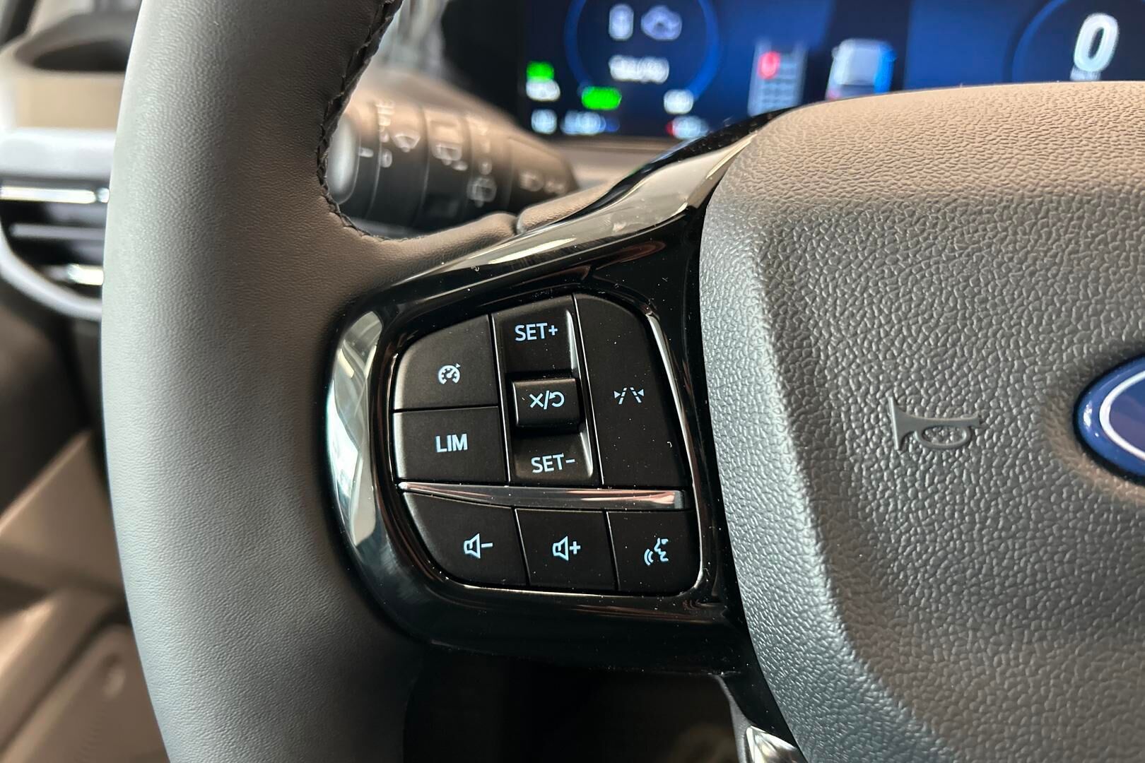 Ford Tourneo Custom iso kuva 15