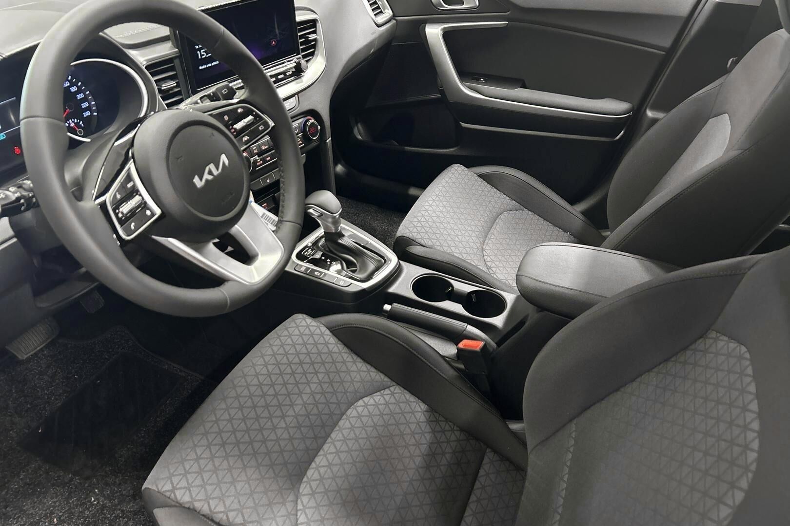Kia Ceed iso kuva 8