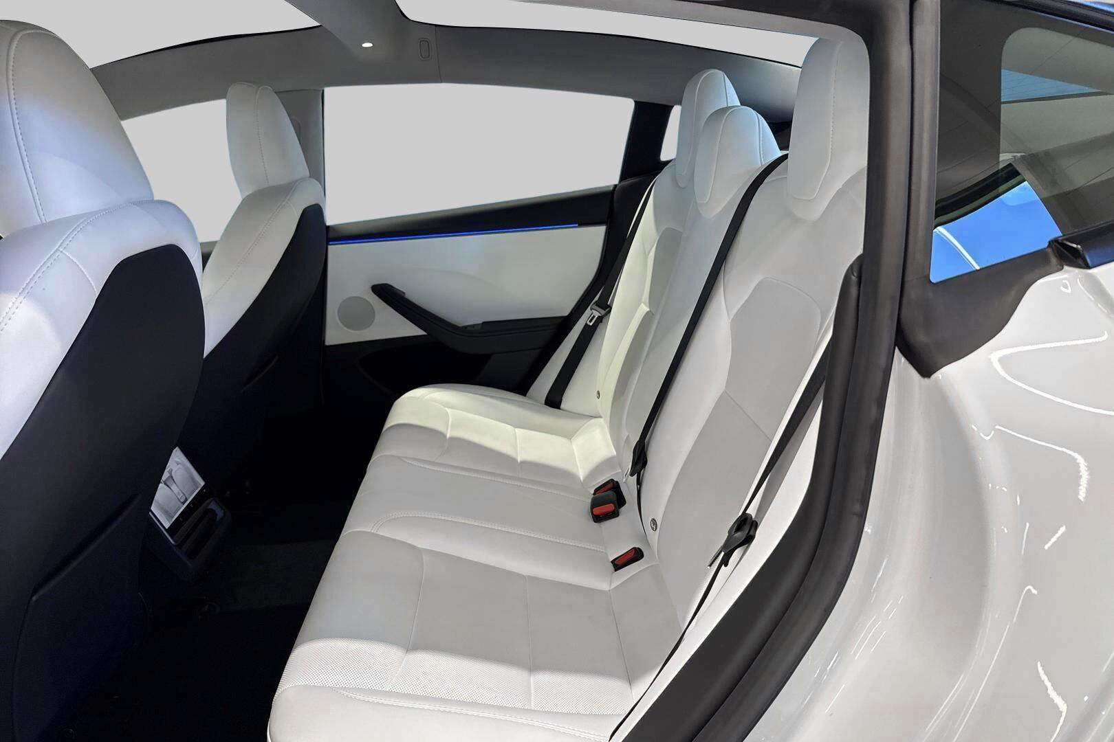 Tesla Model 3 iso kuva 10