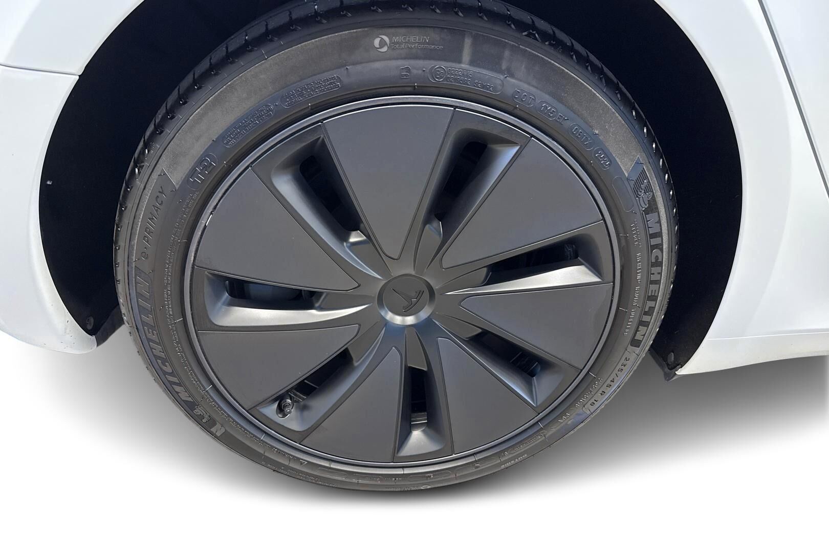 Tesla Model 3 iso kuva 13