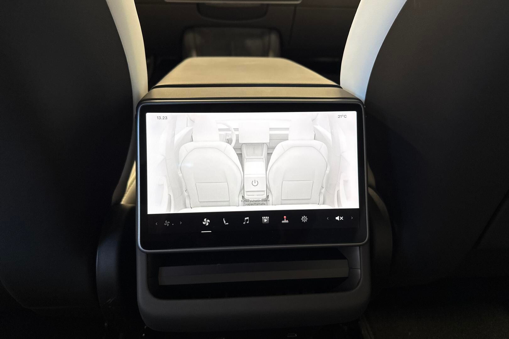 Tesla Model 3 iso kuva 16
