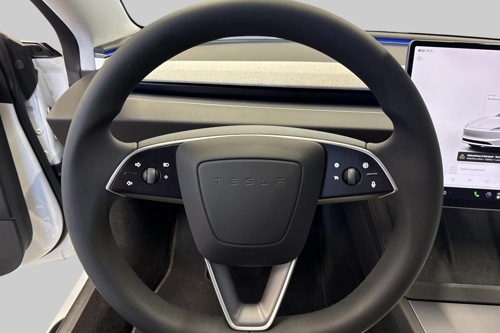 Tesla Model 3 iso kuva 18