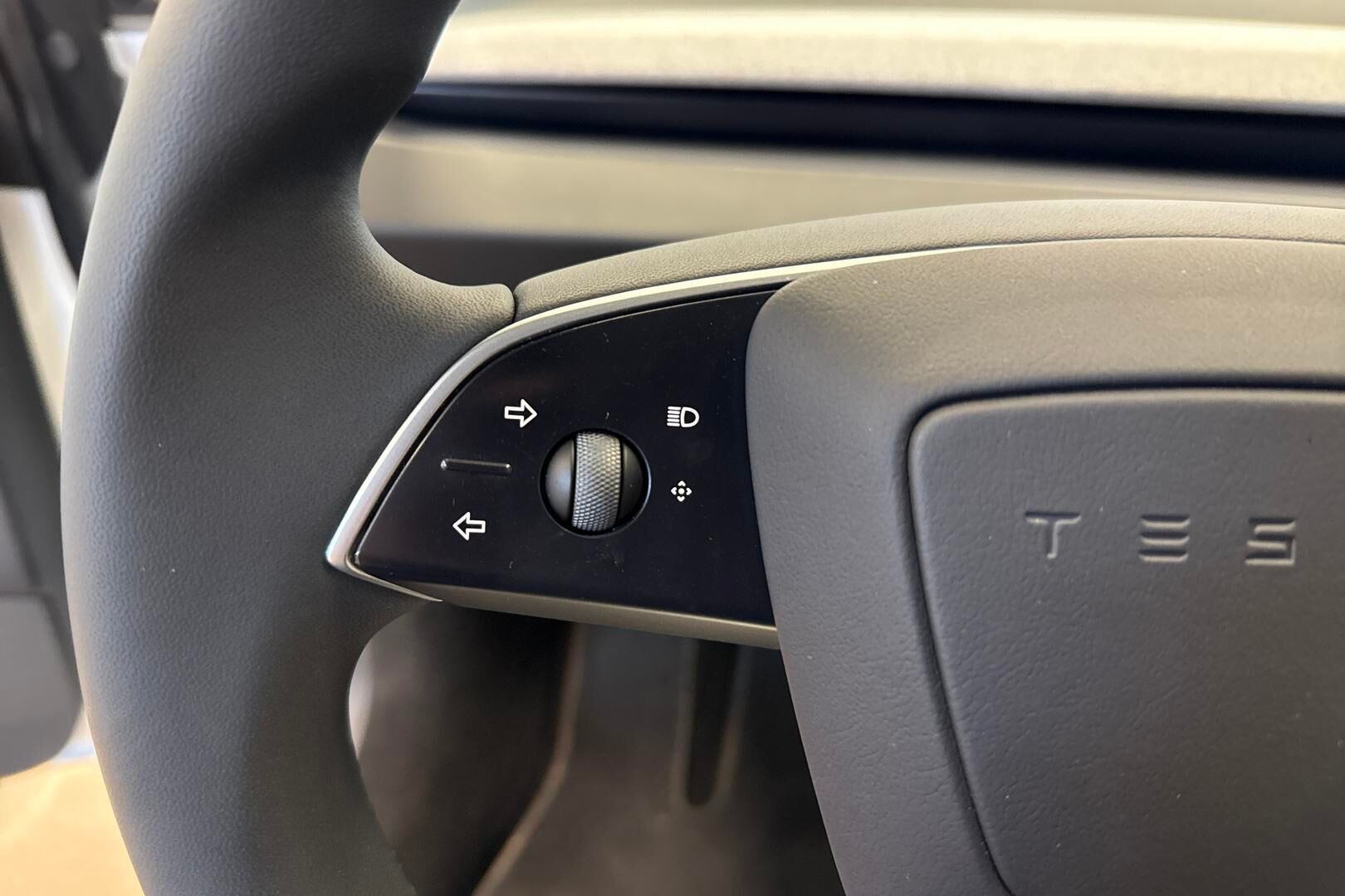 Tesla Model 3 iso kuva 19