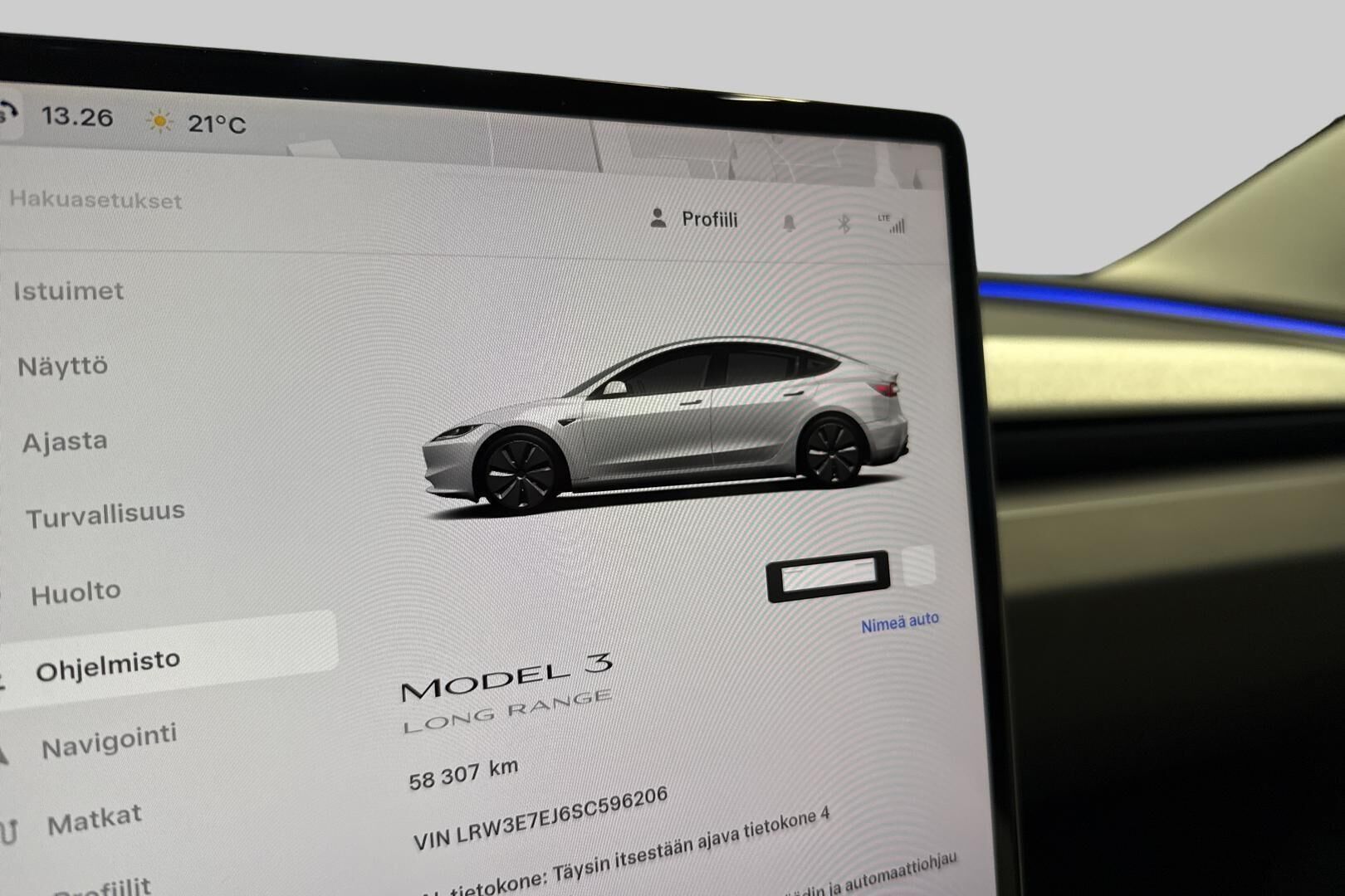 Tesla Model 3 iso kuva 23