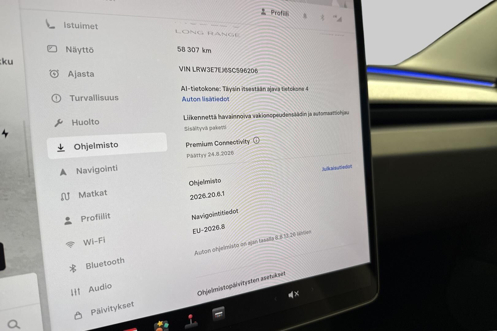 Tesla Model 3 iso kuva 24