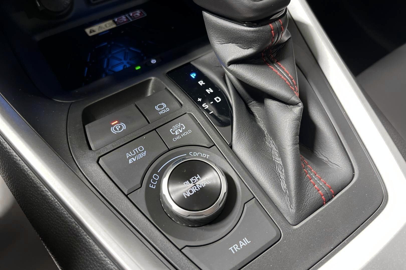 Toyota RAV4 Plug-in iso kuva 20