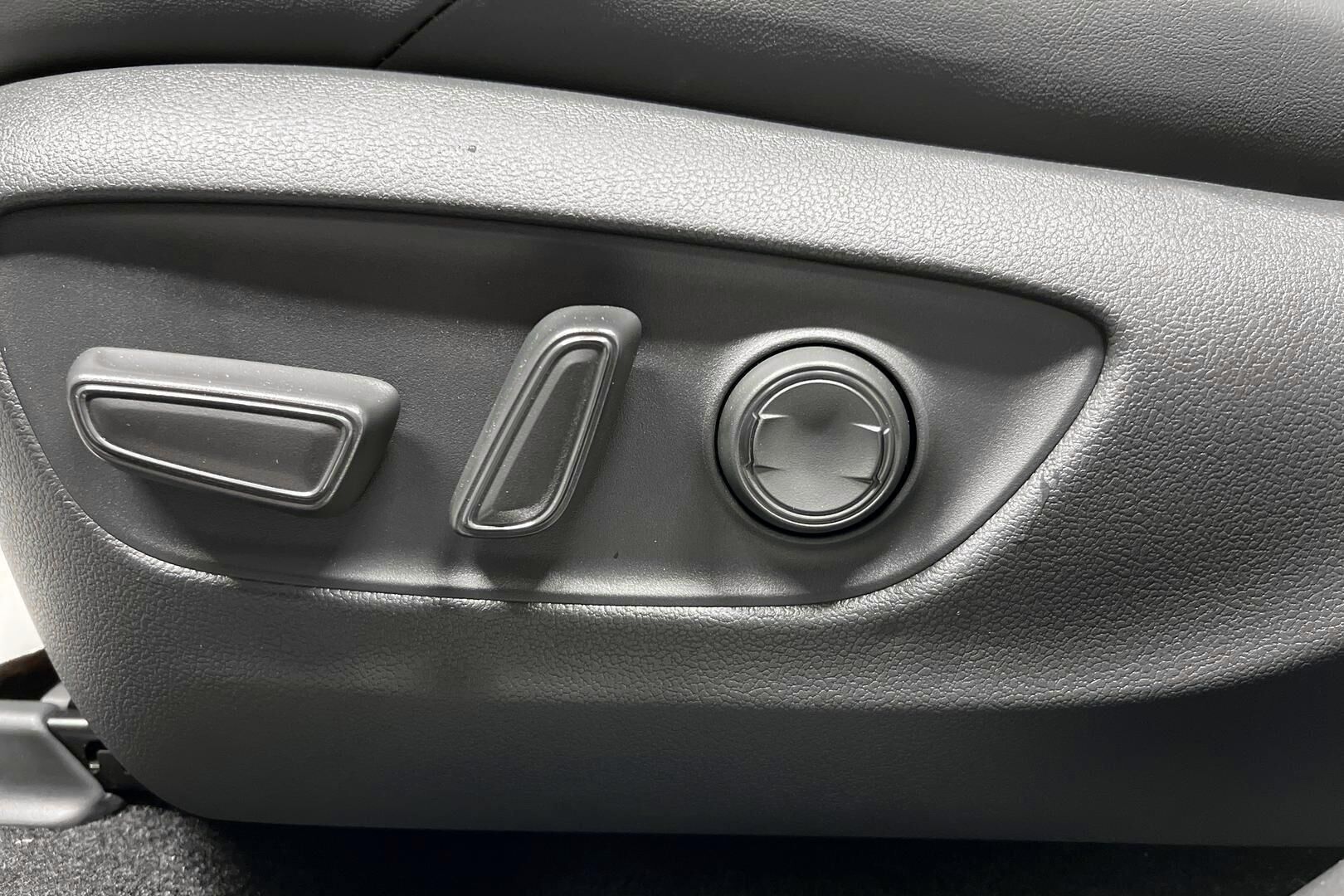 Toyota RAV4 Plug-in iso kuva 17