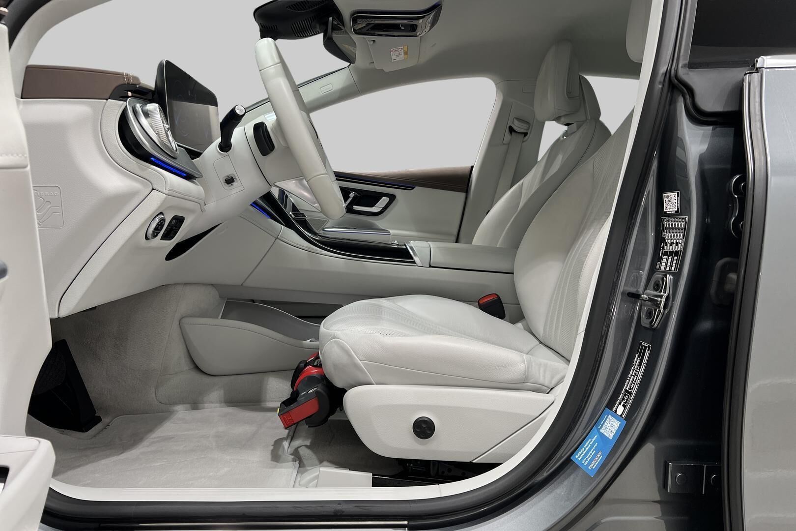 MERCEDES-BENZ EQE iso kuva 8
