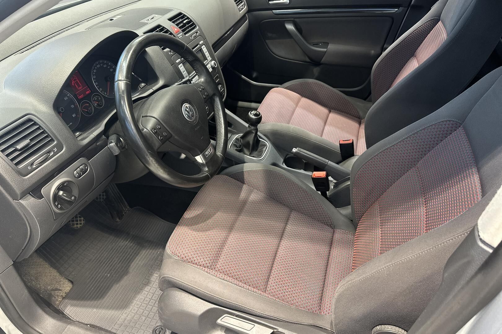 Volkswagen Golf iso kuva 7