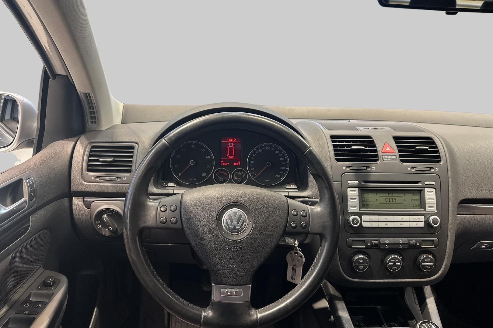 Volkswagen Golf iso kuva 9