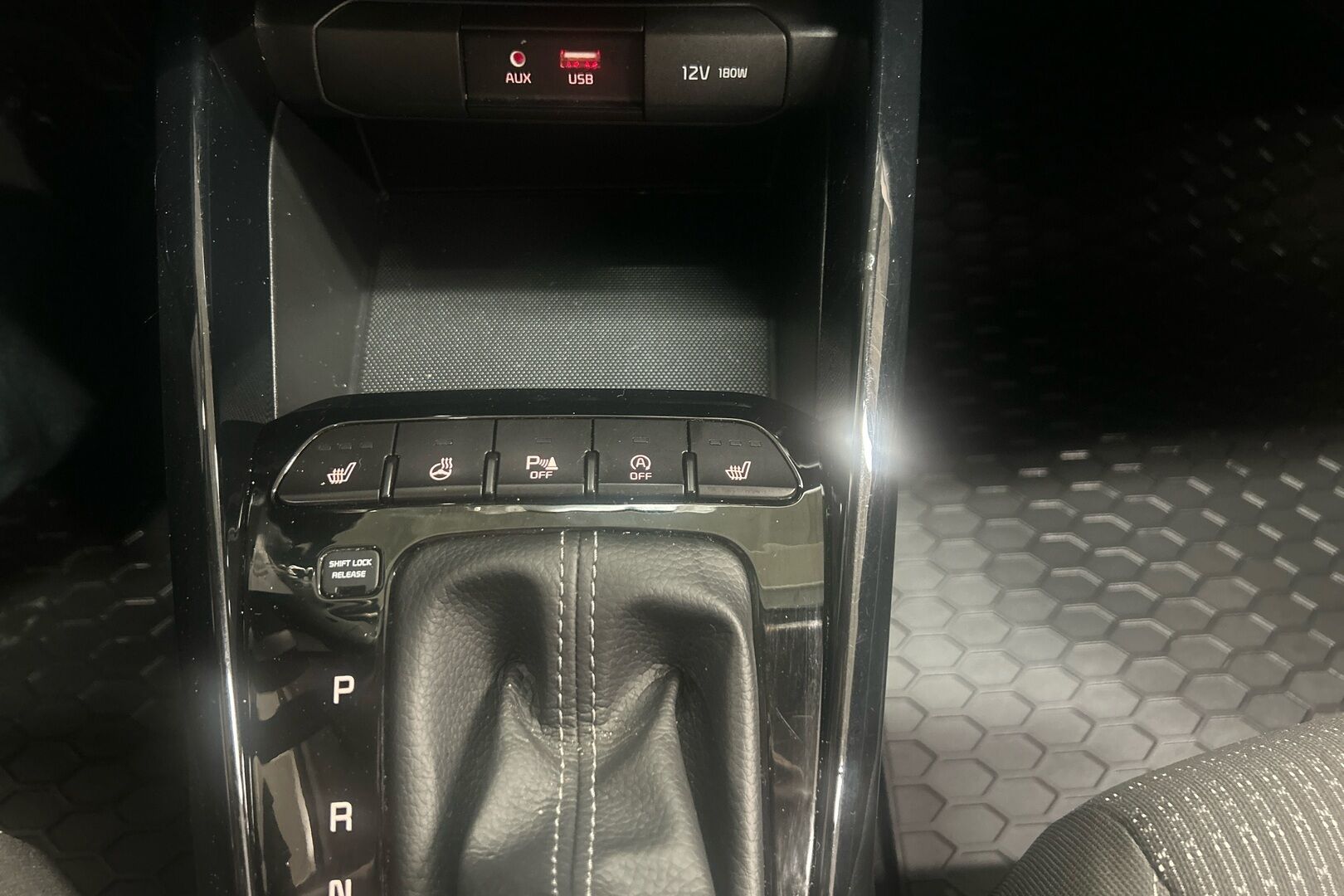 Kia Stonic iso kuva 11