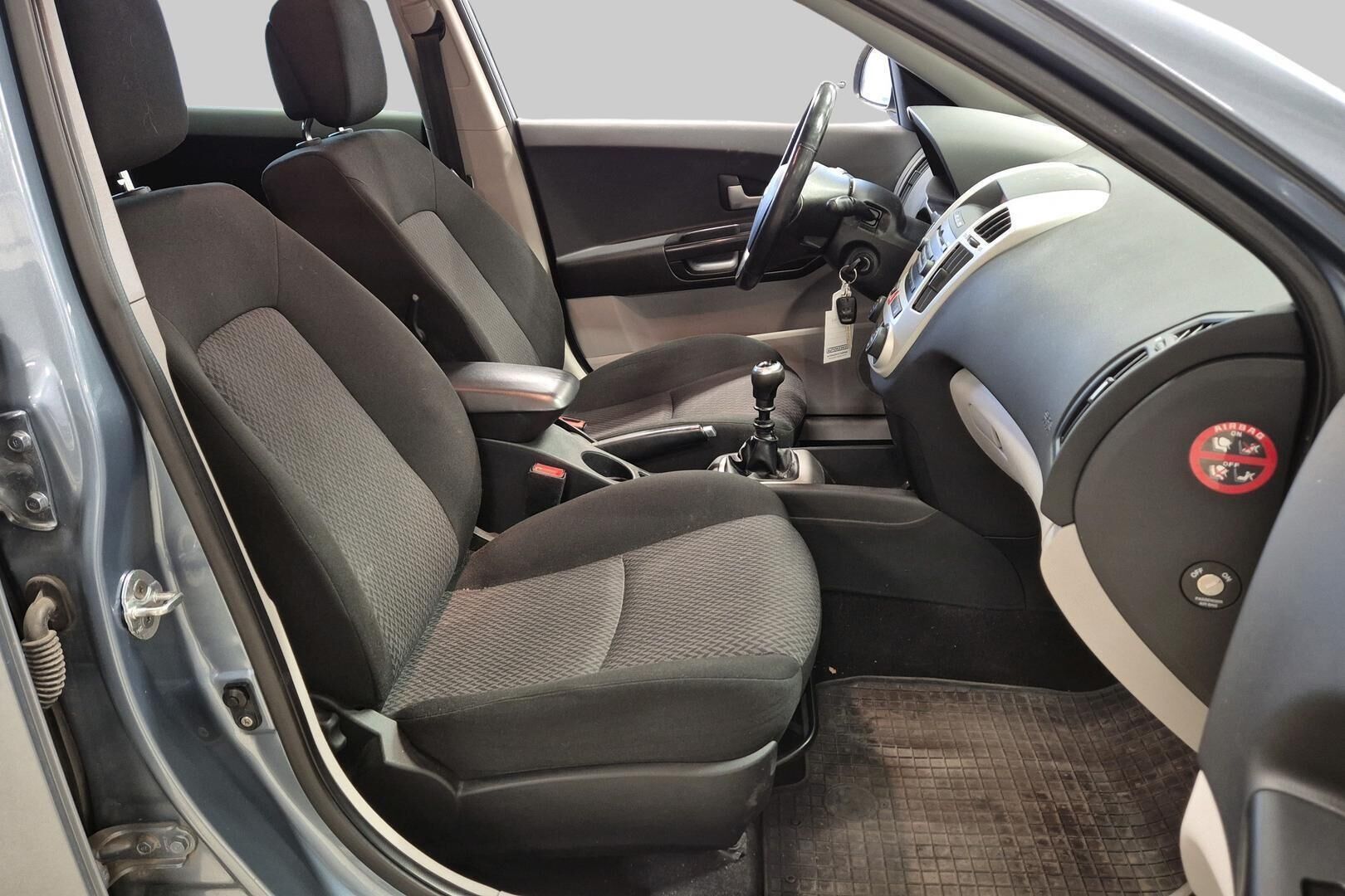 Kia cee'd iso kuva 4