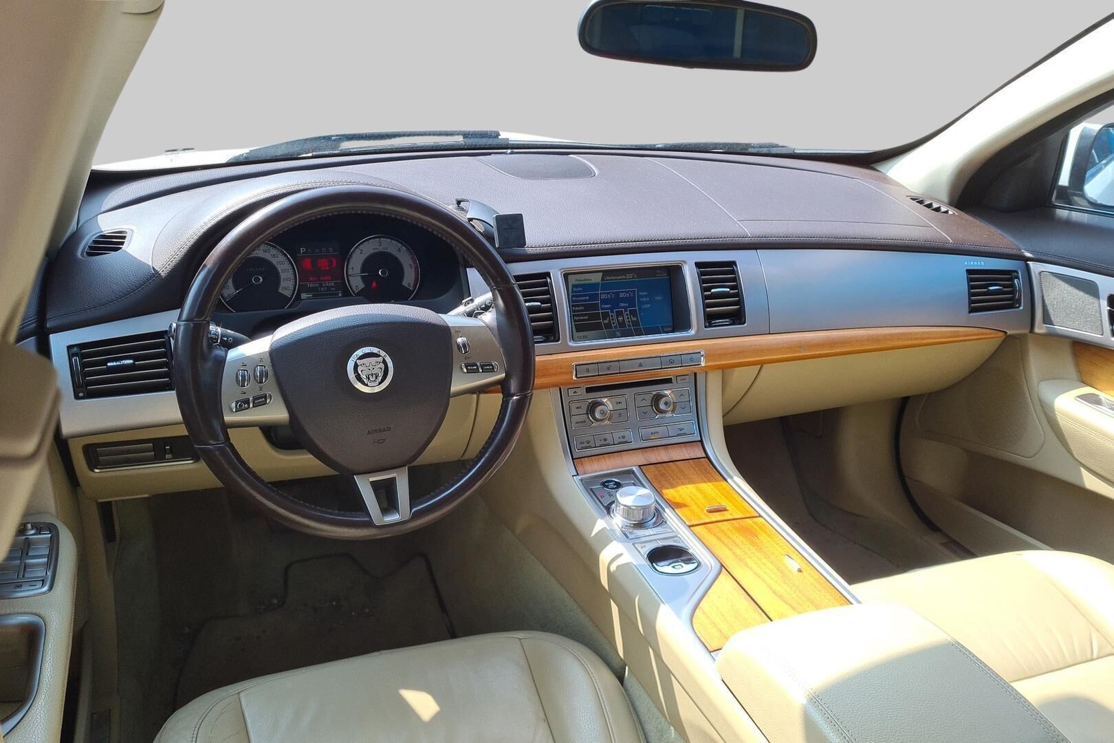 Jaguar XF iso kuva 1