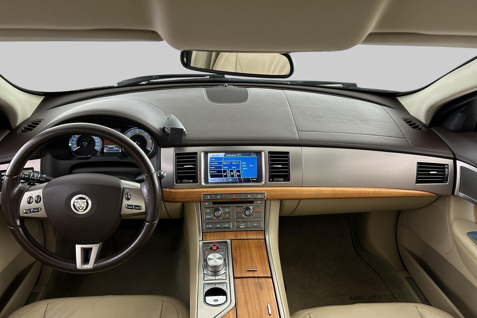 Jaguar XF iso kuva 10