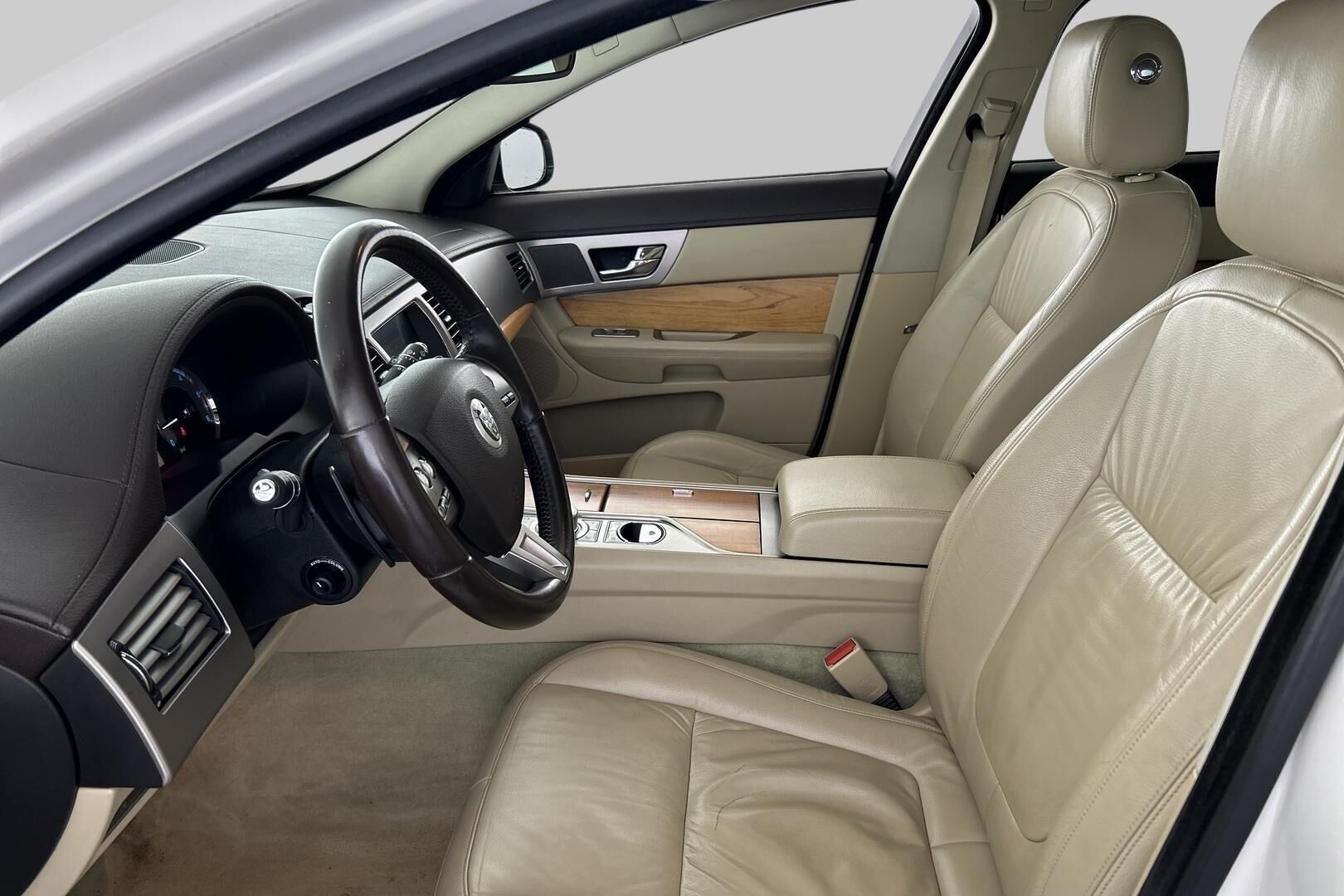 Jaguar XF iso kuva 8