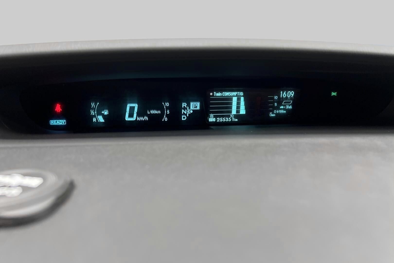 Toyota Prius iso kuva 10