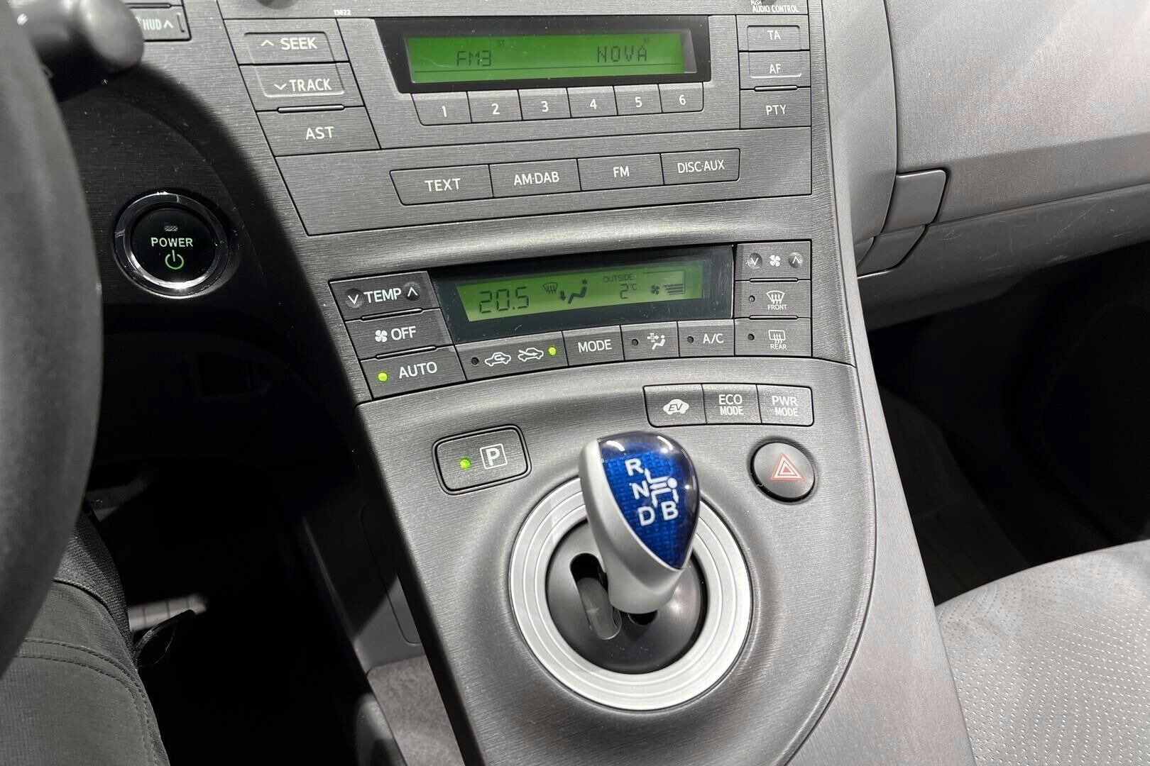 Toyota Prius iso kuva 12