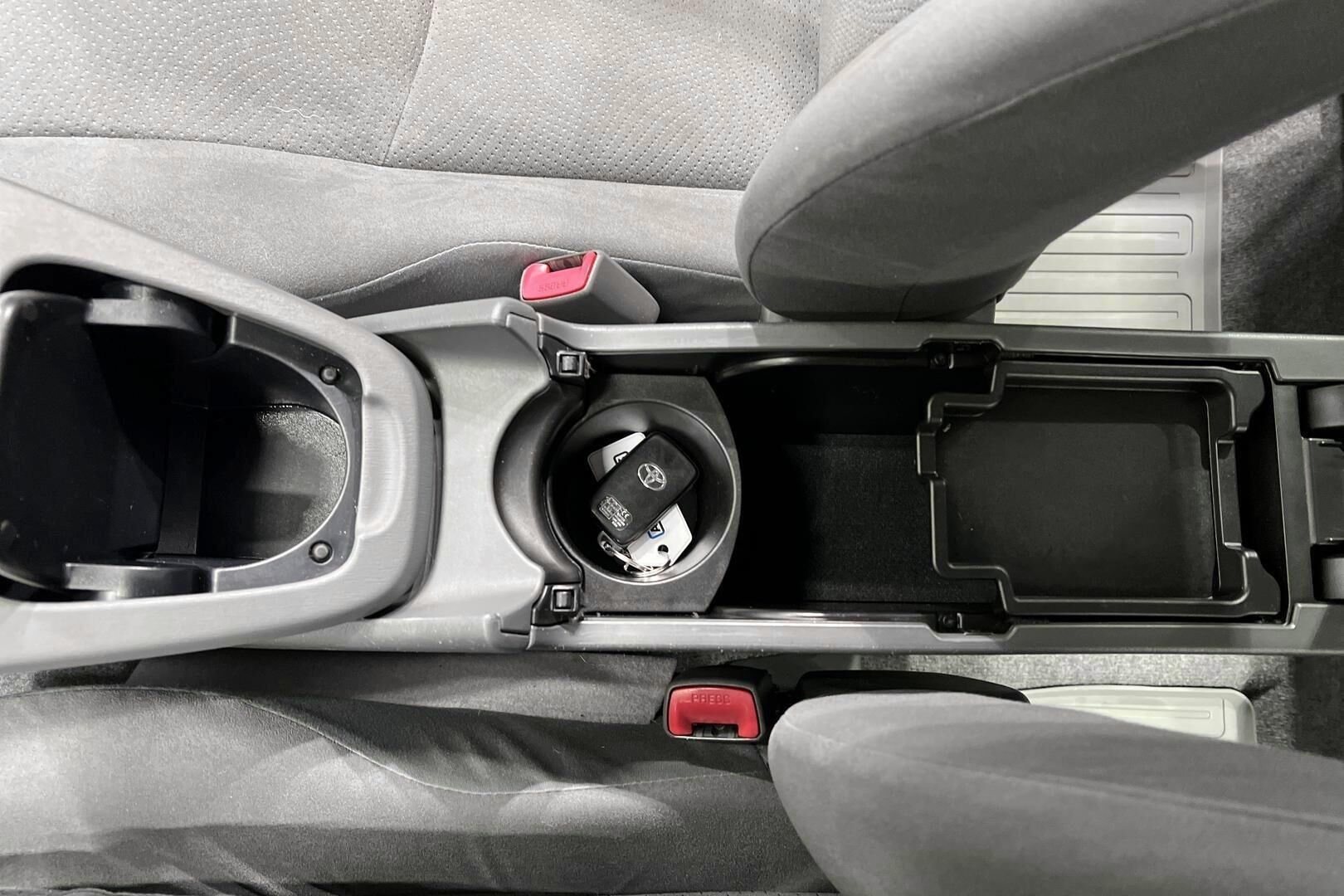 Toyota Prius iso kuva 14