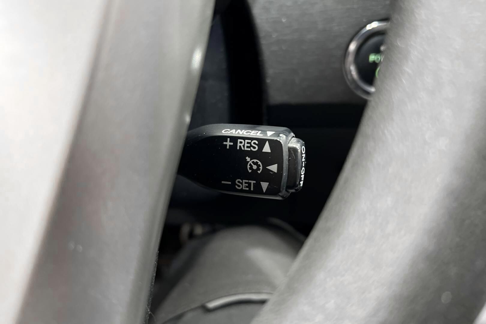 Toyota Prius iso kuva 15