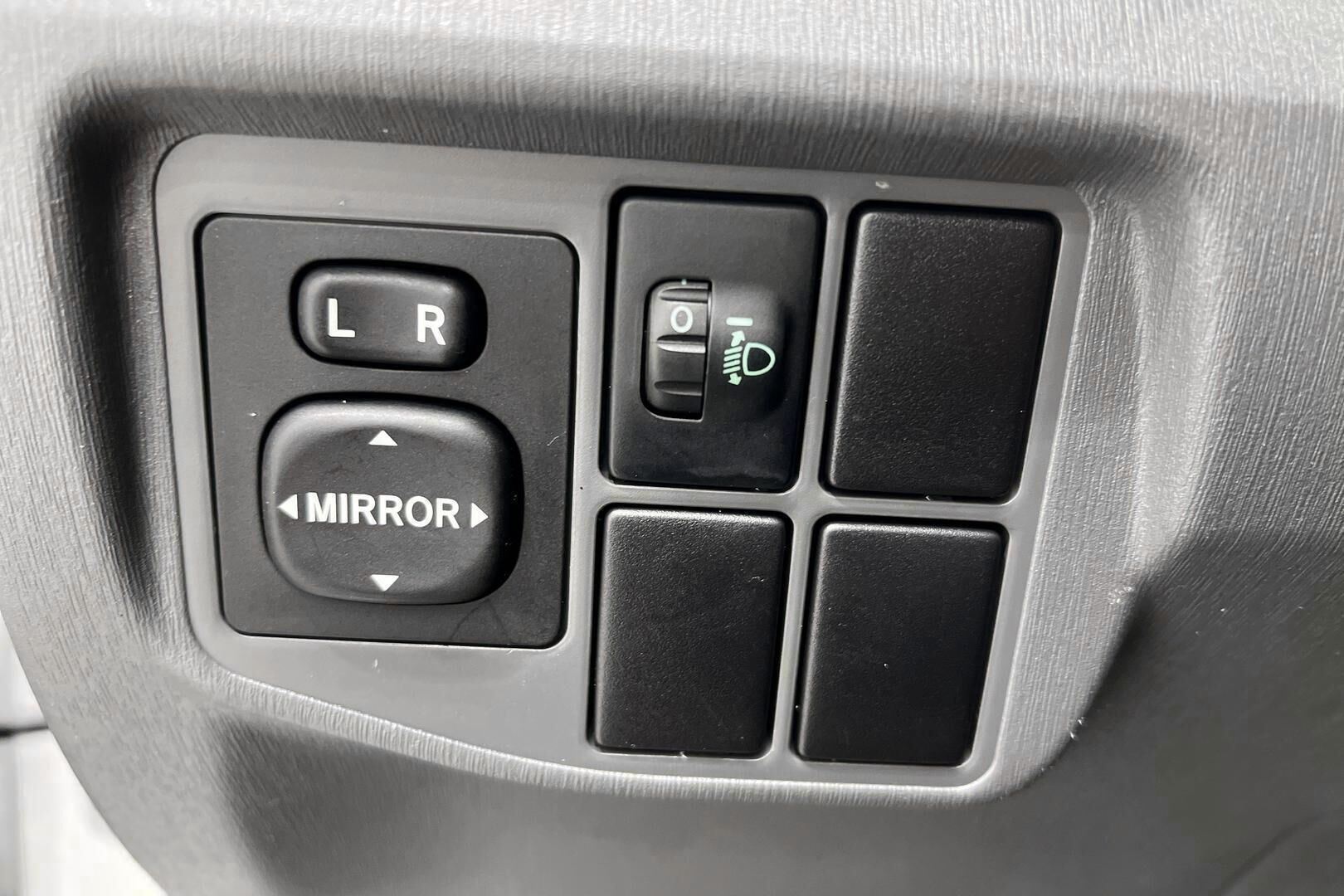 Toyota Prius iso kuva 17