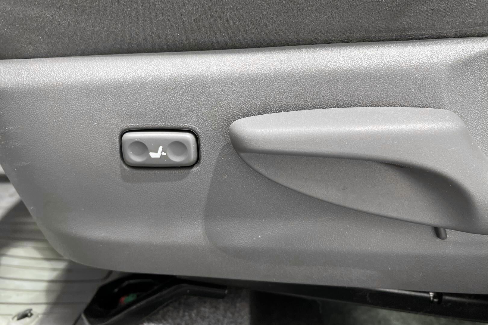 Toyota Prius iso kuva 19