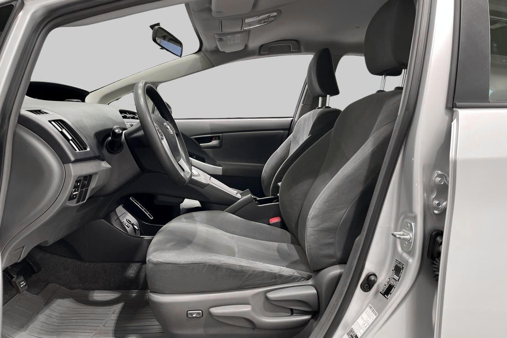 Toyota Prius iso kuva 6