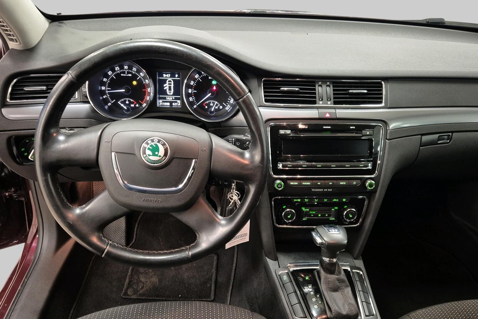 Skoda Superb iso kuva 11