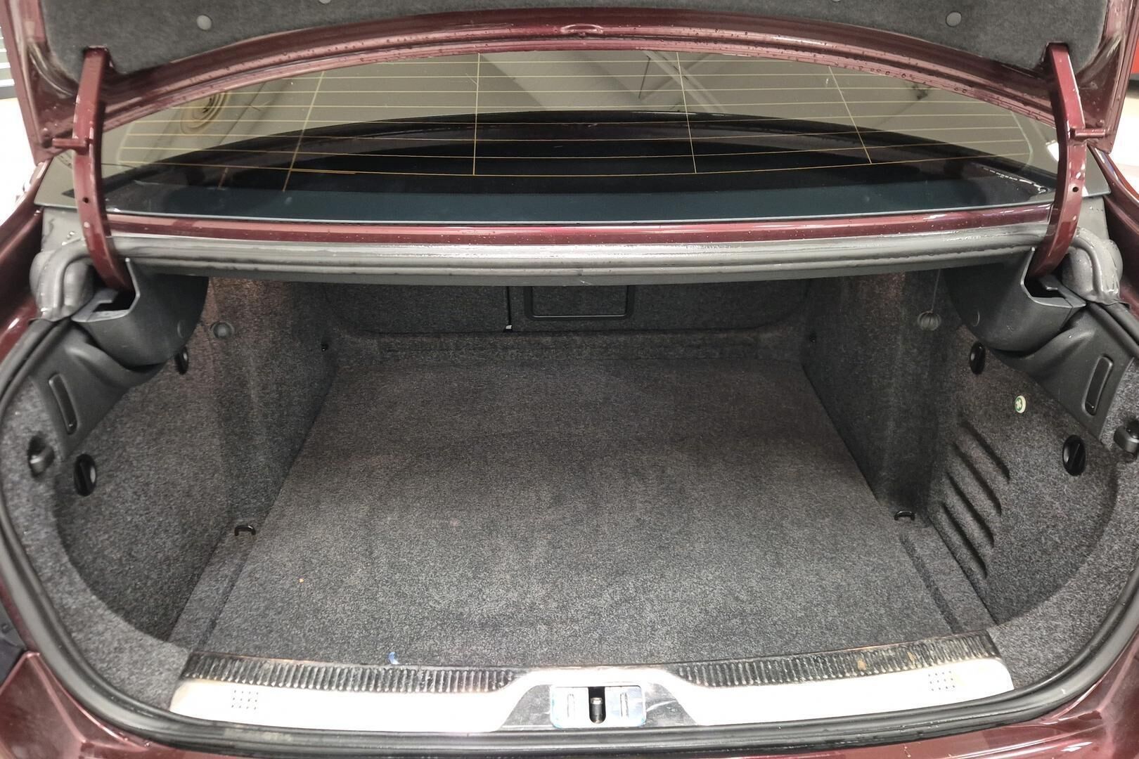 Skoda Superb iso kuva 12