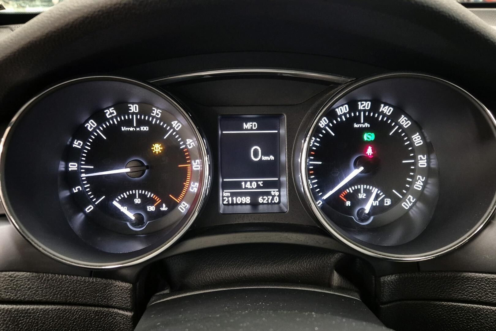 Skoda Superb iso kuva 14