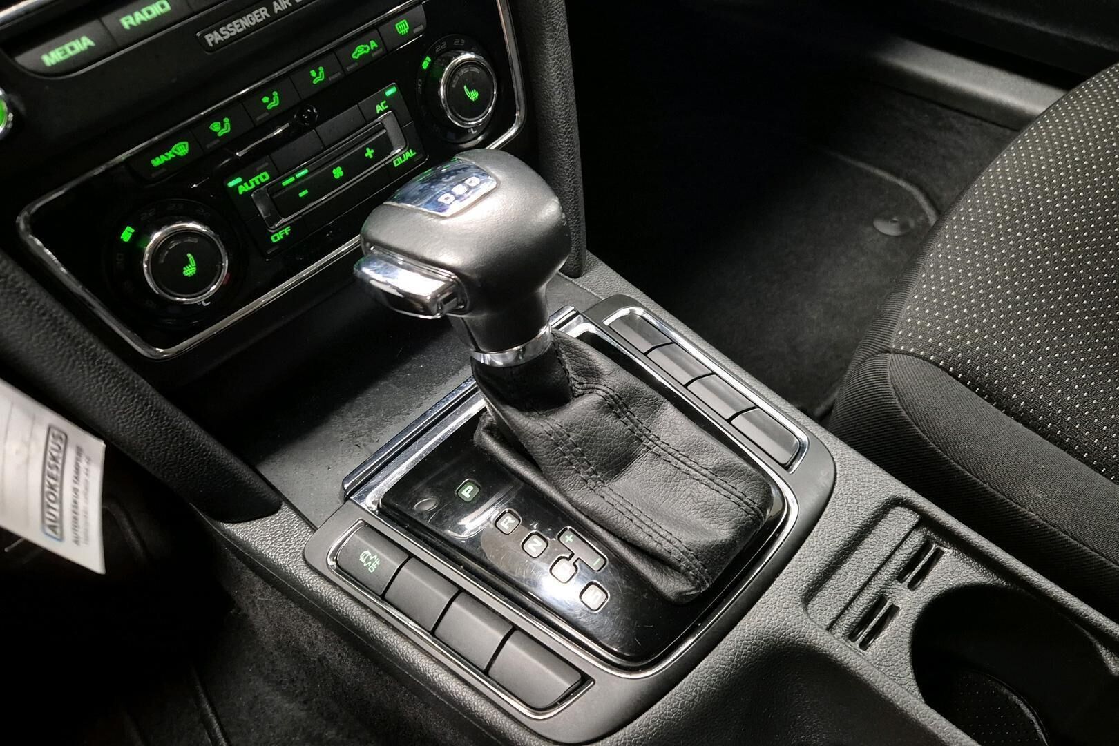 Skoda Superb iso kuva 17