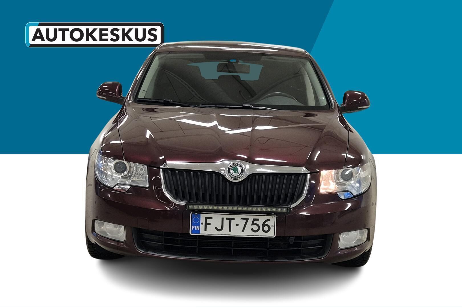 Skoda Superb iso kuva 2