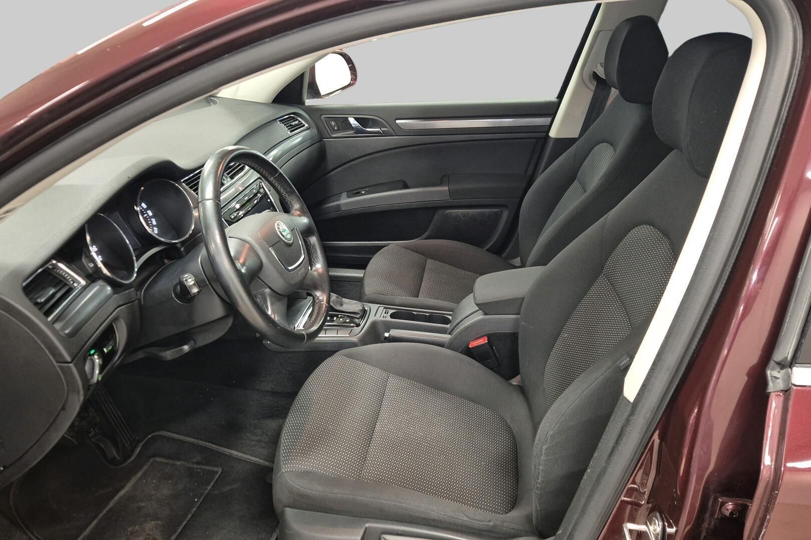 Skoda Superb iso kuva 9