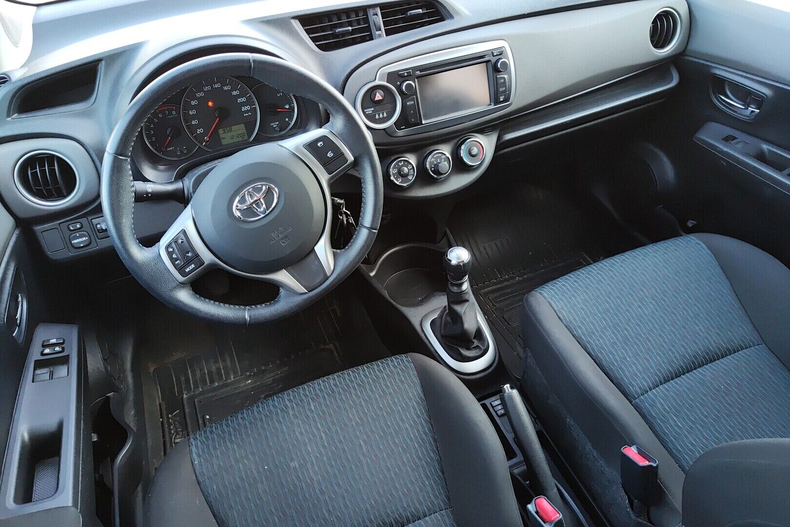 Toyota Yaris iso kuva 2