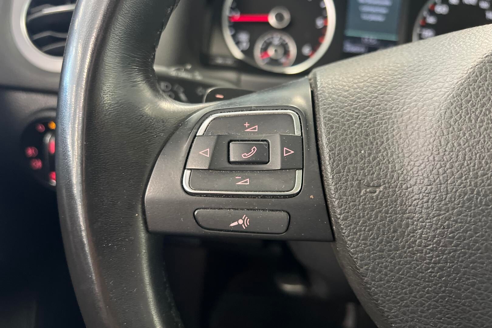 Volkswagen Tiguan iso kuva 17