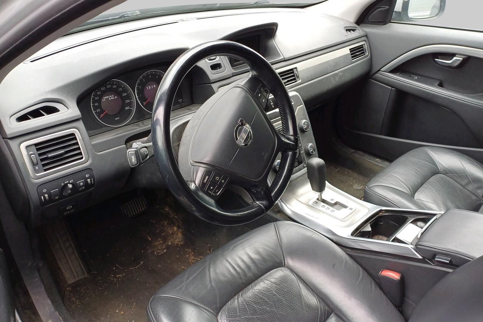 Volvo V70 iso kuva 1